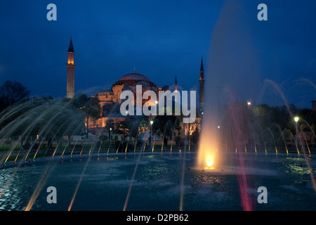 Istanbul, Turchia, che si affaccia sulla Basilica di Santa Sofia di notte Foto Stock