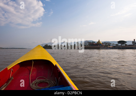 Sop Ruak, Thailandia, una barca sul fiume Mekong, Laos in background Foto Stock