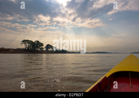 Sop Ruak, Thailandia, una barca sul fiume Mekong, Laos in background Foto Stock