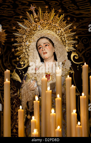 Immagine della Vergine Maria sul galleggiante (pasos) eseguito durante la Semana Santa (Pasqua) Foto Stock