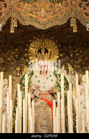 Immagine della Vergine Maria sul galleggiante (pasos) eseguito durante la Semana Santa (Pasqua) Foto Stock
