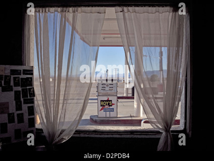 Vista delle pompe di benzina e il deserto dalla finestra di Roy's Diner sul percorso 66 in amboy CALIFORNIA, STATI UNITI D'AMERICA Foto Stock