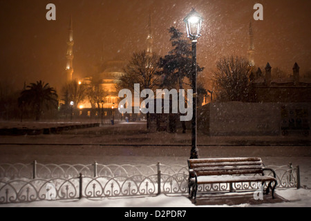 ISTANBUL TURCHIA - moschea blu ( Sultan Ahmet Moschea Sultanahmet ) durante la caduta della neve nel giardino entrata Foto Stock