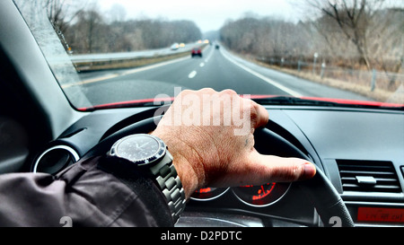 Prospettiva in prima persona di uomo guida su autostrada Foto Stock