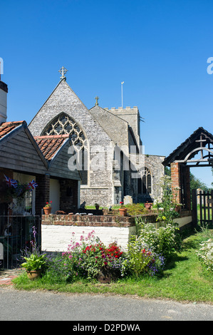 Giardino nel cortile di fronte la chiesa di Saint Catherine nel villaggio di Ludham Norfolk Foto Stock