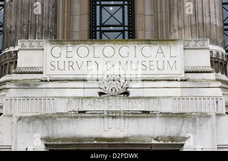 Nome scolpito sopra l'ingresso per il museo geologico in Exhibition Road, South Kensington, Londra. Foto Stock