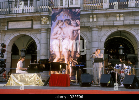 Musicisti, musicisti sul palco, performance musicale, Plaza Mayor e la città di Madrid, Madrid, Provincia di Madrid, Spagna, Europa Foto Stock