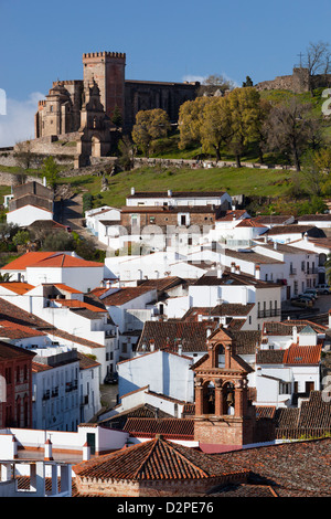 Vista sulla città e la Iglesia del Castillo, xiii secolo Gothic-Mudejar chiesa e la rovina del castello moresco Foto Stock