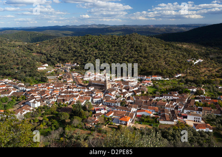 Vista sul villaggio e della Sierra de Aracena dalla Peña de Arias Montano Foto Stock