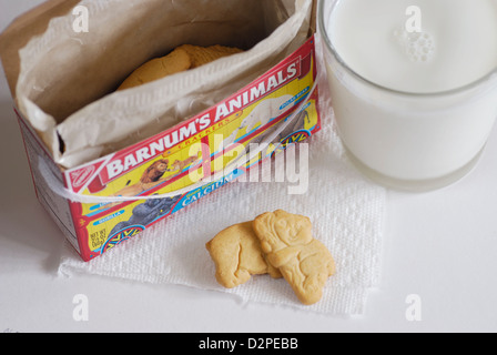 Crackers animale con box e un bicchiere di latte di mucca Foto Stock