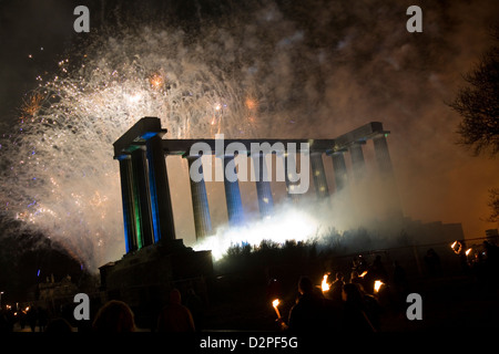 Fuochi d'artificio dietro il Parthanon durante la fiaccolata di Calton Hill, Edimburgo Foto Stock