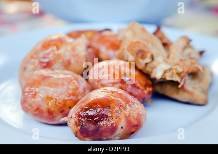 Close up di Thai salsiccia e carne di maiale alla griglia Foto Stock