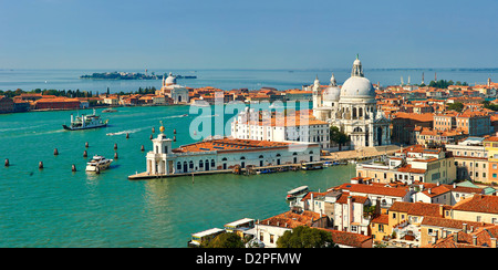 La punta della dogana e la chiesa di Santa Maria della Salute sul Canale della Giudecca, Venezia Italia Foto Stock