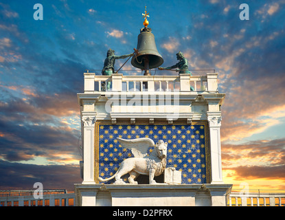 Chiusura del leone alato statua di San Marco su San Marco Della Torre Dell'Orologio, Venezia Italia Foto Stock