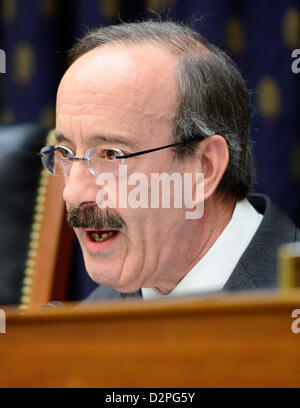 Rappresentante degli Stati Uniti Eliot Engel (Democratico di New York) Classifica stati, U.S. Casa Comitato per le relazioni estere, fa la sua dichiarazione di apertura prima di U.S. Il segretario di Stato Hillary Rodham Clinton dando testimonianza dinanzi alla commissione per l' attacco terroristico a Bengasi: il Segretario di Stato nella sua vista' a Washington D.C. il Mercoledì, 23 gennaio 2013. Si tratta di Engel la prima udienza di Classifica stati..Credit: Ron Sachs / CNP.(restrizione: NO New York o New Jersey o giornali quotidiani nel raggio di 75 miglia da New York City) Foto Stock