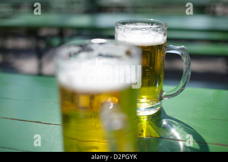 Monaco di Baviera, Germania, due bicchieri di birra nel giardino della birra Foto Stock