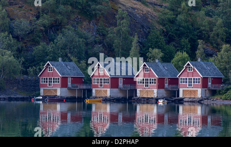 Case in barca sul Aurlandsfjord Flåm in Norvegia, un villaggio del Sognefjord, il fiordo più grande in Norvegia. Foto Stock