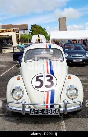 Una replica di Herbie ' Love Bug ' Volkswagen maggiolino presso l ' esecuzione al sole ' convenzione di Volkswagen in Newquay, Cornwall Foto Stock