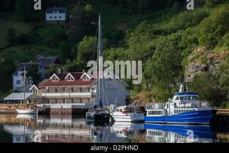 Hotel e barche su Aurlandsfjord Flåm in Norvegia, un villaggio del Sognefjord, il fiordo più grande in Norvegia. Foto Stock