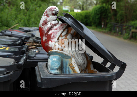 Berlino, Germania, gnomo da giardino in un cassonetto Foto Stock