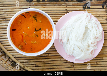 Vista da sopra la carne di maiale in massa di arachidi crema di noce di cocco e curry vermicelli di riso Foto Stock