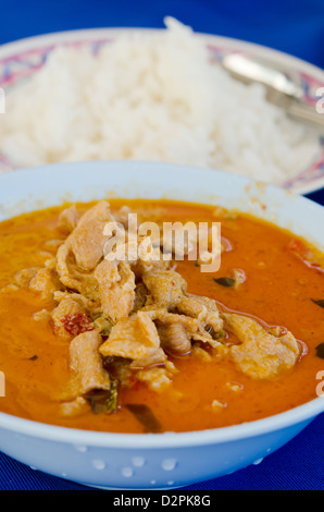 La carne di maiale in massa di arachidi Crema di Cocco curry servita con riso Foto Stock