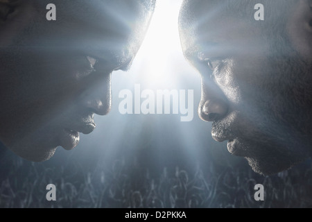 African American boxer in piedi faccia a faccia Foto Stock