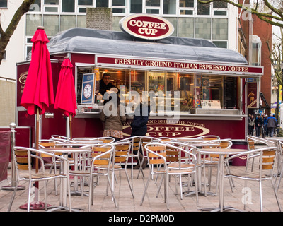 Un indipendente chiosco caffetteria con i clienti serviti e un vuoto di area salotto all'aperto Foto Stock