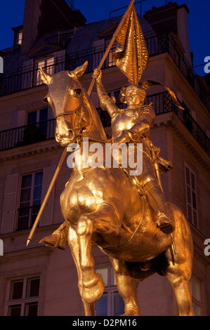 Jeanne d'Arc. Un Dorato statua equestre di santa Giovanna d'arco da Emmanuel Frémiet. Si trova a un crocevia di occupato sulla Rue de Rivoli a Parigi. La Francia. Foto Stock