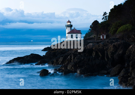 Fornace di calce faro veglia sulle balene e sulle vie navigabili interne all'entrata di Haro stretto di Puget Sound, nello Stato di Washington. Foto Stock