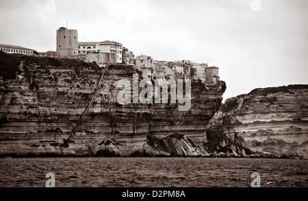 Seppia immagine della città di Bonifacio in Corsica come visto dal mare, Francia Foto Stock