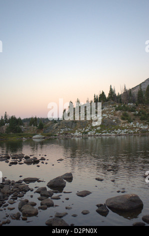 Lago di montagna riflessioni Foto Stock