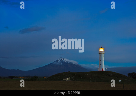 Capo Faro Egmont con Mt Egmont dietro visto dal capo di Egmont, Taranaki, Isola del nord, Nuova Zelanda. Foto Stock