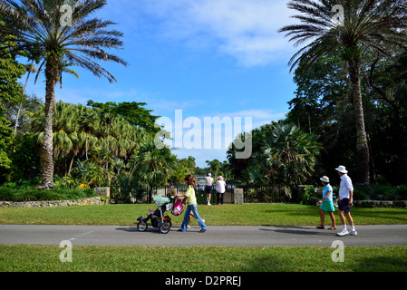 Gli ospiti godono di un luminoso in corrispondenza di Fairchild Giardino Botanico, Coral Gables, Florida, Stati Uniti d'America. Foto Stock