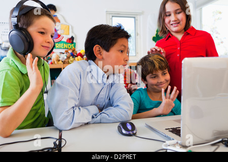 Studenti che usano il computer portatile insieme Foto Stock