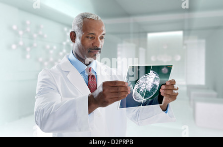 Razza mista medico usando tavoletta digitale Foto Stock