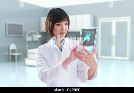 Razza mista medico utilizzando digitale compressa nell'ufficio del medico Foto Stock
