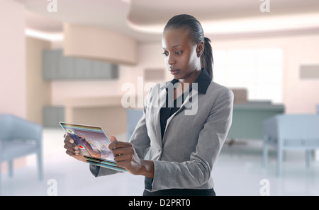 African American imprenditrice mediante il display digitale Foto Stock