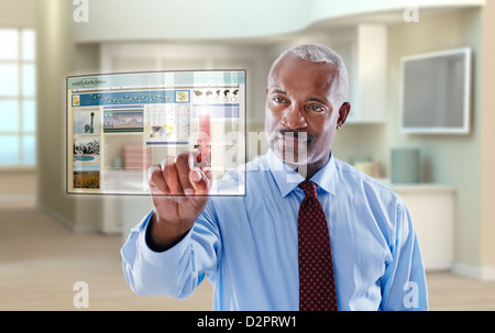 Imprenditore nero mediante il display digitale di Office Foto Stock