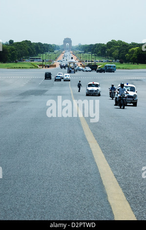 Auto in movimento su strada, India Gate, Rajpath, New Delhi, India Foto Stock