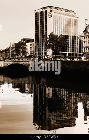 Ponte su un fiume, O'Connell Bridge, Fiume Liffey, Dublin, Repubblica di Irlanda Foto Stock