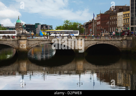 Ponte su un fiume, O'Connell Bridge, Fiume Liffey, Dublin, Repubblica di Irlanda Foto Stock