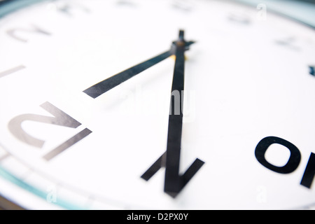 Close-up immagine di un orologio che mostra cinque minuti a dodici Foto Stock