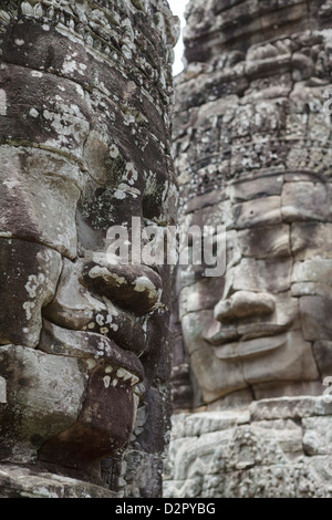 Volti sorridenti scolpiti nella pietra, Bayon Angkor, Sito Patrimonio Mondiale dell'UNESCO, Siem Reap, Cambogia, Indocina, Asia sud-orientale, Asia Foto Stock