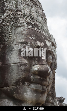 Un volto sorridente scolpite nella pietra, Bayon Angkor, Sito Patrimonio Mondiale dell'UNESCO, Siem Reap, Cambogia, Indocina, Asia sud-orientale, Asia Foto Stock