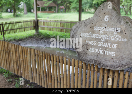 Una tomba di massa delle vittime dei Khmer rossi, dei campi di sterminio di Choeung Ek, Cambogia, Indocina, Asia sud-orientale, Asia Foto Stock