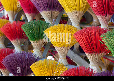 Fasci di bastoncini di incenso in vendita, realizzati da artigiani tradizionali da Thuy Zuan Hat village, tonalità, Vietnam, Indocina Foto Stock