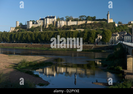 Chateau e il fiume Vienne, Chinon, Indre-et-Loire, Touraine, Francia, Europa Foto Stock