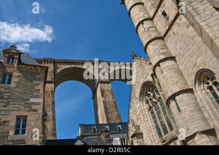 San Melaine chiesa risalente al XV secolo, gotico fiammeggiante e viadotto, Morlaix, Finisterre, Bretagna, Francia, Europa Foto Stock