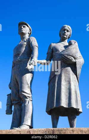 Il minatore statua, Tonypandy, Rhondda Valley, Glamorgan, Wales, Regno Unito, Europa Foto Stock